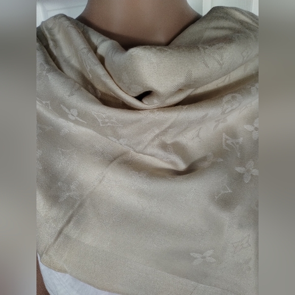 Louis Vuitton Shine Monogram Shall - Picture 7 of 12